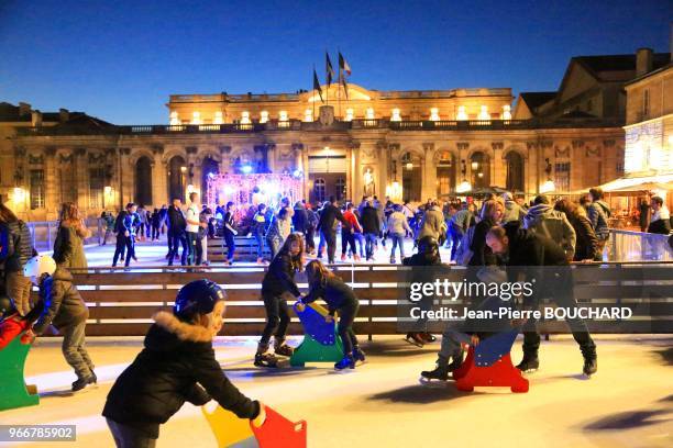 Patinoire, Noël à Bordeaux Place Pey-Berland, entre la cathédrale et la mairie, 22 décembre 2015.