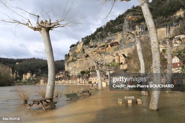 La Dordogne en crue à La Roque-Gageac, classé parmi les plus beaux villages de France, 15 février 2016, Dordogne, Périgord, France.