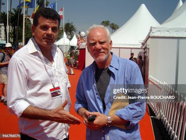 Le psychologue et criminologue Jean-Pierre Bouchard avec l?acteur britannique Malcolm McDowell héros du film Orange mécanique au Festival...