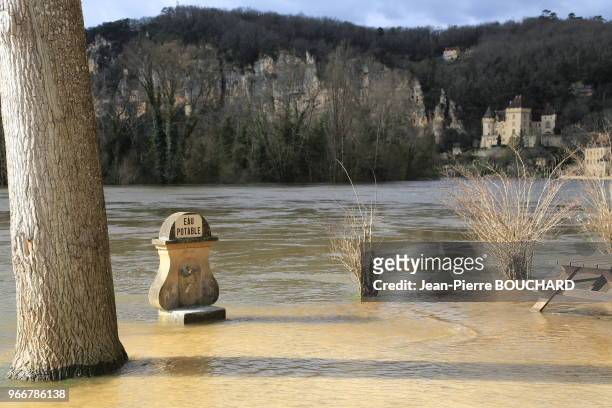 La Dordogne en crue à La Roque-Gageac, classé parmi les plus beaux villages de France, 15 février 2016, Dordogne, Périgord, France.