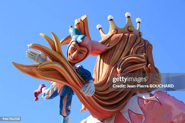 Char, Arlequin accroché aux cheveux de la 'Reine du carnaval', place Masséna, Nice, Alpes-Maritimes, Côte d?Azur, 18 février 2017, France.