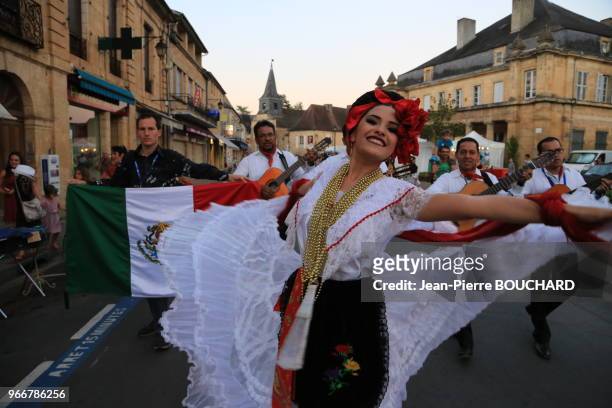Le groupe mexicain de musique et de danse 'Cuarteto ventura' lors du 36ème festival 'Cultures aux c?urs' dans les rues de Montignac sur Vézère en...
