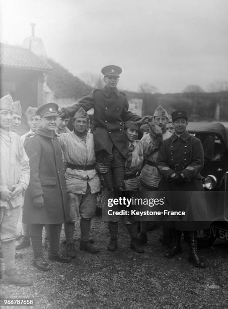 Le plus jeune des soldat anglais, mascotte du régiment, le petit Townsend, âgé de 15 ans, est porté en triomphe par les Français au passage du convoi...