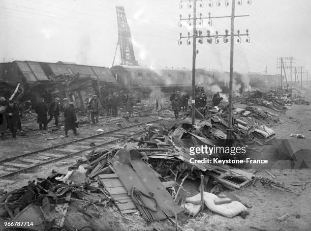 Vue du train accidenté et des débris le long de la voie, à Pomponne, France le 23 décembre 1933.