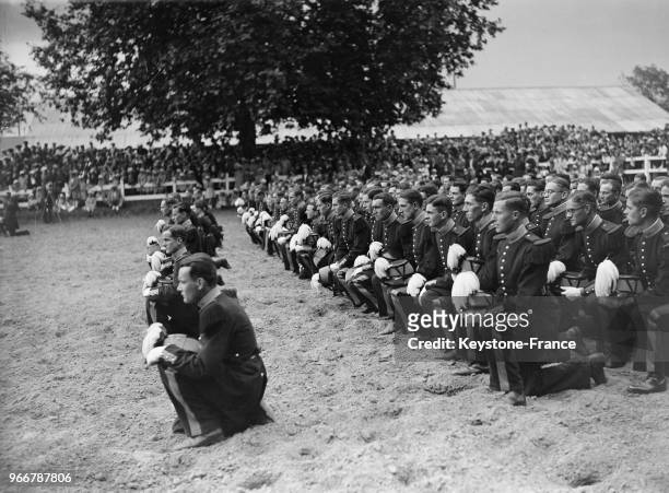 Les élèves de la nouvelle promotion de l'école militaire pendant leur baptême, à Saint-Cyr-L'Ecole, France le 18 juillet 1935.