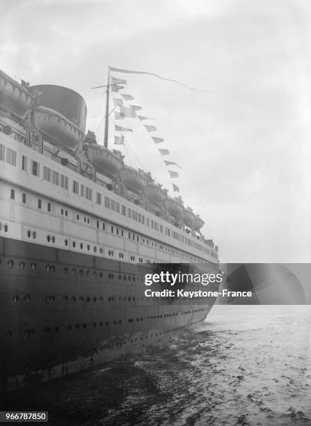 Le 'Ruban bleu' flotte fièrement au mât du 'Normandie' à son entrée du port du Havre, France le 13 juin 1935.
