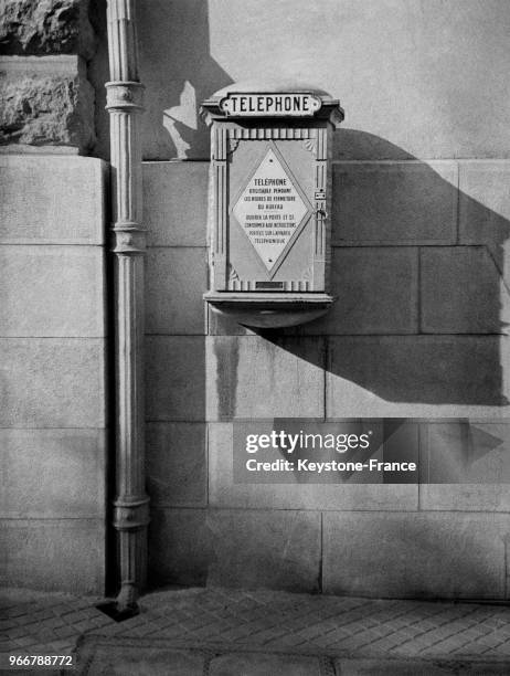 Un téléphone public a été installé à côté du bureau de poste dans la rue à Biarritz, France, le 29 septembre 1932 - Les informations suivantes sont...