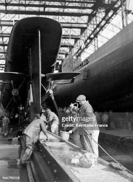 Des ouvriers nettoient la rampe de lancement des deux nouveaux sous-marins 'Centaure' et 'Héros' à Brest, France le 15 octobre 1932.