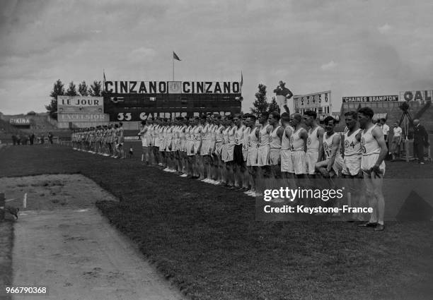 La présentation des équipes, au fond celle de la France et au premier plan celle d'Angleterre avant le match d'athlétisme France-Angleterre au stade...