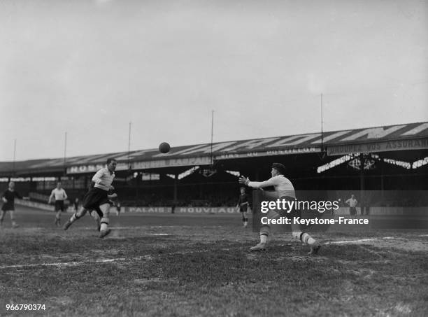 Une phase du match entre le Racing et OGC Nice, à Nice, France le 29 avril 1934.