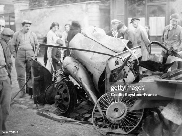 Les débris du camion rempli d'essence qui est entré en collision avec le tramway à vapeur à Longjumeau, France le 25 octobre 1932.