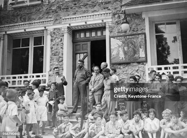Le choeur d'enfants à la fête inaugurale de l'auberge Robinson qui vient d'être achetée par le Parti socialiste pour offrir aux enfants de ses...