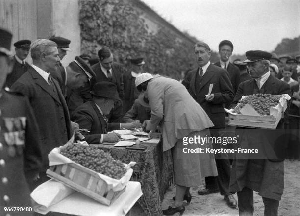 Vue de la traditionelle vente aux enchères du raisin chasselas de la Treille du Roy à Fontenaibleau, France le 18 septembre 1932.
