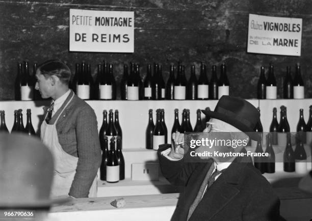 Un homme déguste un vin à Epernay, France le 23 mars 1934.