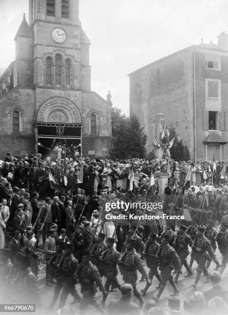 Les troupes défilent tandis que le cercueil du maréchal Lyautey est exposé devant le monument aux morts de Thorey, France le 30 juillet 1934.