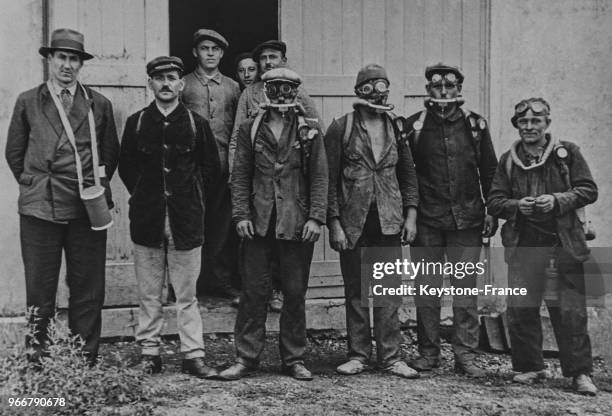 Les sauveteurs, munis de masques à gaz, s'apprêtent à descendre dans la mine sinistrée, à Ensisheim, France le 14 août 1934.