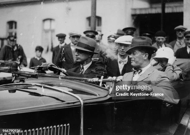 Maurice Chevalier en compagnie de son frère Paul et de la femme de celui-ci, fait une promenade en auto à Cannes, France le 14 avril 1933.