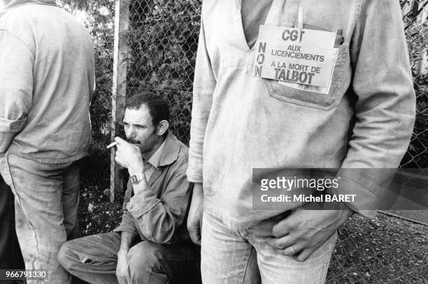 Ouvriers de l'usine Talbot de Poissy en grève, le 21 juillet 1983, dans les Yvelines, France.