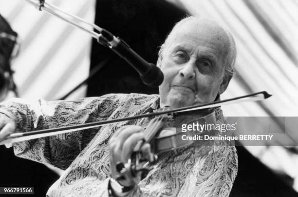 Le pionnier du jazz et violoniste français Stéphane GRAPPELLI au festival de Jazz de Samois sur Seine le 19 juin 1988.