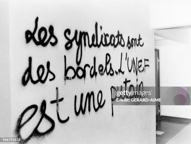 Graffitis sur les murs de la faculte de Nanterre suite a la fermeture du campus par les autorites universitaires obligeant le Mouvement du 22 Mars a...