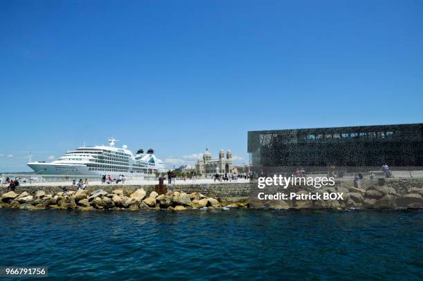 La cathédrale de la Major ou cathédrale Sainte-Marie-Majeure, le MUCEM et navire de croisière, Marseille, France.