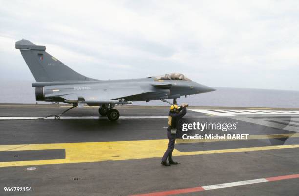 Avion de chasse Rafale sur le pont du porte-avions Foch, le 29 mars 1993, à Toulon, France.