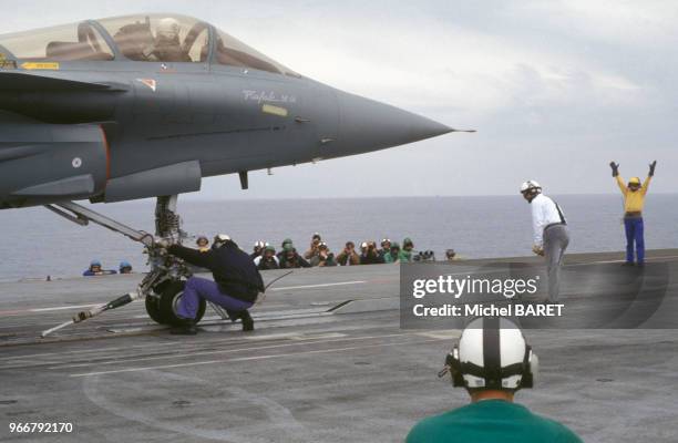 Avion de chasse Rafale sur le pont du porte-avions Foch, le 29 mars 1993, à Toulon, France.