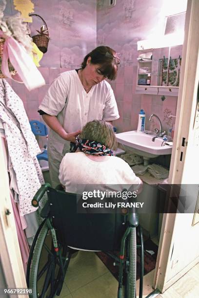 Soins à domicile pour personnes agées et handicapées, 18 mars 2011, Bagnolet, Seine Saint-Denis, France.