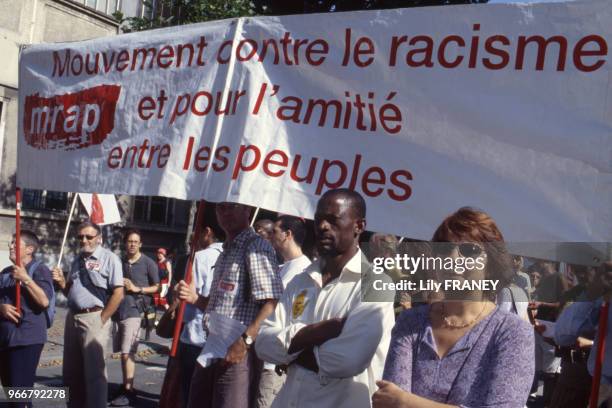 Militant du MRAP dans une manifestation contre le racisme à Saint-Denis, le 27 septembre 2005, en Seine-Saint-Denis, FRance.