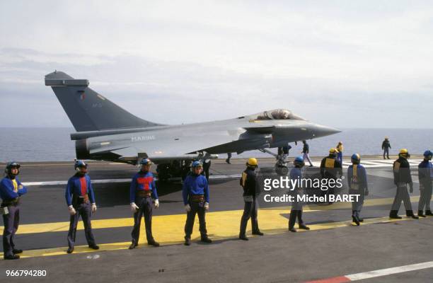 Avion de chasse Rafale sur le pont du porte-avions Foch, le 29 mars 1993, à Toulon, France.