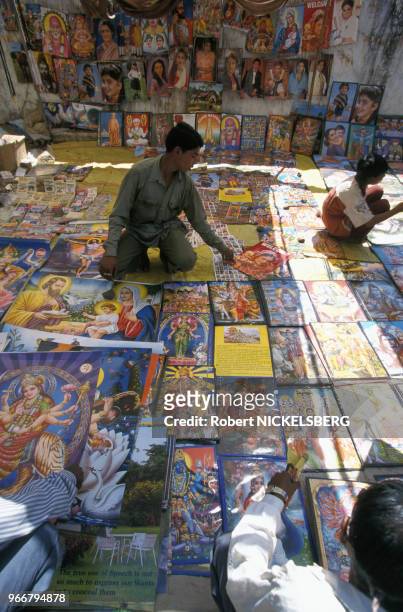 Vendeur de posters chrétiens et hindous le 27 février 1999 à Ahwa en Inde.