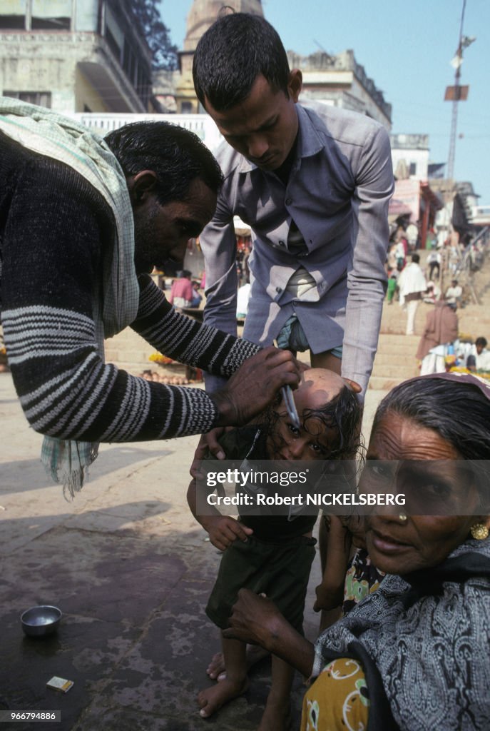Enfant se faisant raser la tête à Varanasi
