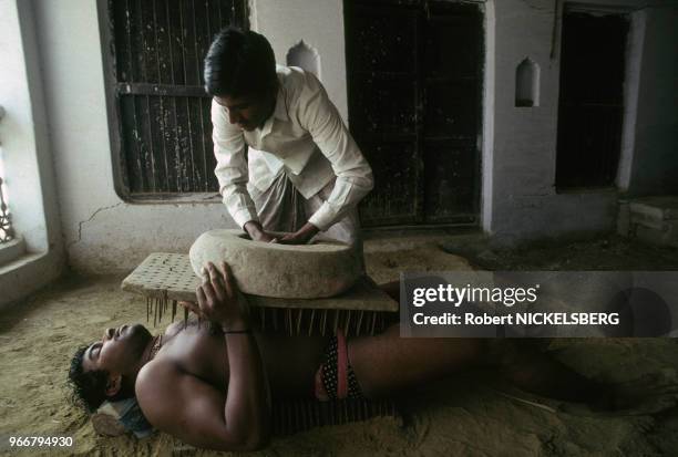 Fakir sous une planche à clous le 15 décembre 1991 à Varanasi/Bénarès en Inde.