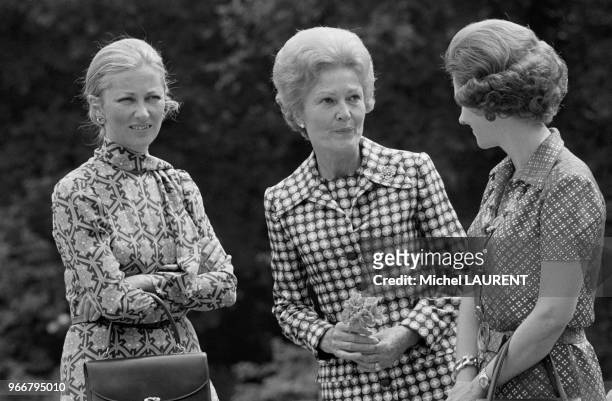 La reine Fabiola accueille Patricia Nixon, épouse de Richard Nixon, lors de la visite du couple présidentiel américain;à gauche la princesse Paola,...