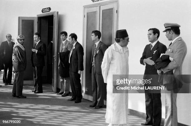 Yasser Arafat et Houari Boumédiène à gauche et le roi Hassan II du Maroc à droite avec le général marocain Ahmed Dlimi lors de la conférence des...