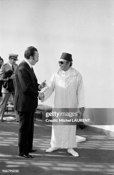 Le roi Hassan II du Maroc et Houari Boumediène à la conférence des chefs d'Etat arabes le 28 novembre 1973 à Alger, Algérie.