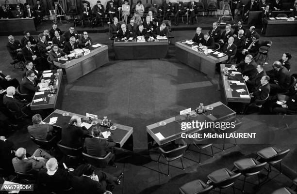 Vue d'ensemble de la séance inaugurale de la conférence sur la paix le 21 décembre 1973 à Genève, Suisse.