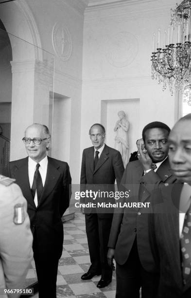 Le président Valéry Giscard d'Estaing au Palais de l'Elysée s'apprête à recevoir le président ivoirien Félix Houphouët-Boigny le 27 août 1974 à...