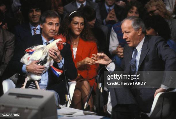 Portrait du footballeur Michel Hidalgo portant un coq et de Jacques Chancel sur le plateau de l'émission 'Le Grand Echiquier' le 17 janvier 1983 en...