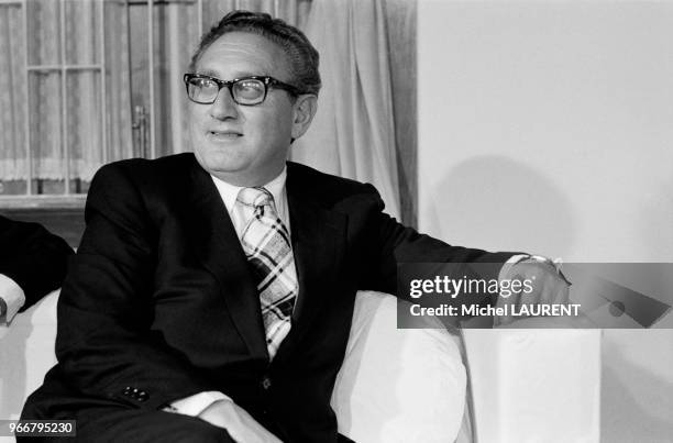 Le secrétaire d'Etat américain Henry Kissinger reçu par le Premier ministre Mujibur Rahman le 30 octobre 1974 à Dacca, Bangladesh.