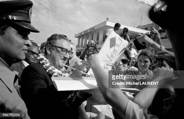 Le secrétaire d'Etat américain Henry Kissinger accueilli par la foule le 30 octobre 1974 à Dacca, Bangladesh.