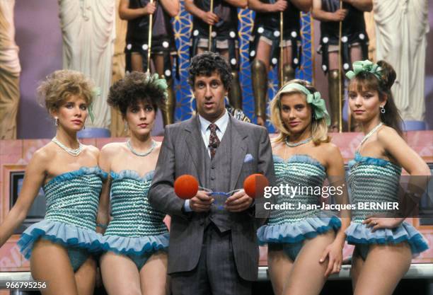 Portrait de Stéphane Collaro entouré de danseuses sur le plateau de l'émission de télévision 'Coco Boy' le 30 janvier 1983 en France.