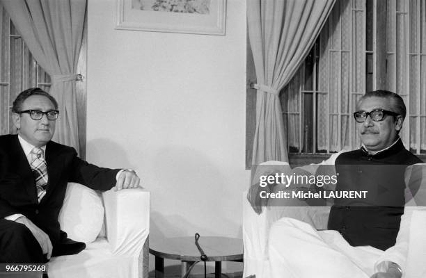 Le secrétaire d'Etat américain Henry Kissinger reçu par le Premier ministre Mujibur Rahman le 30 octobre 1974 à Dacca, Bangladesh.