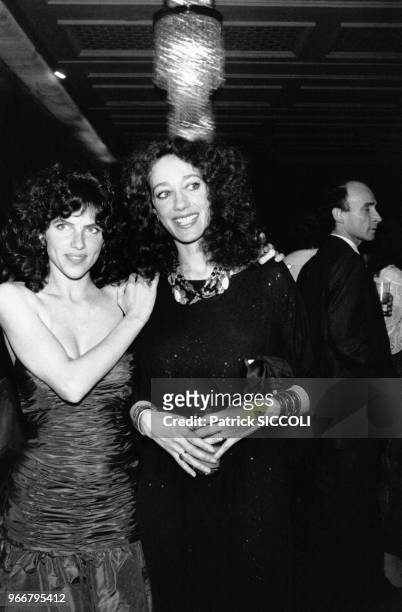 Clio Goldsmith et Marisa Berenson à la première du film 'Le Cadeau' de Michel Lang le 23 mars 1982 à Paris, France.