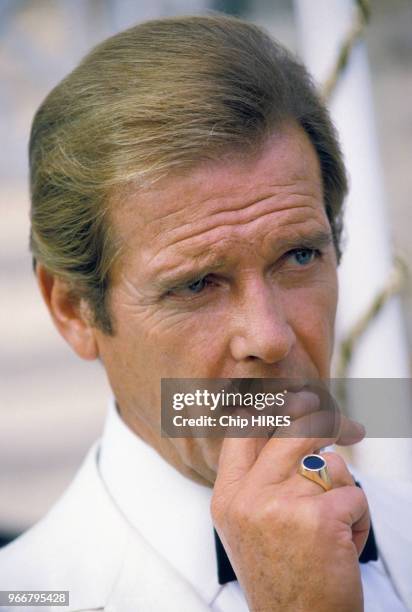 Roger Moore joue James Bond sur le tournage du film 'A way to a kill', le 16 août 1984 en Autriche.