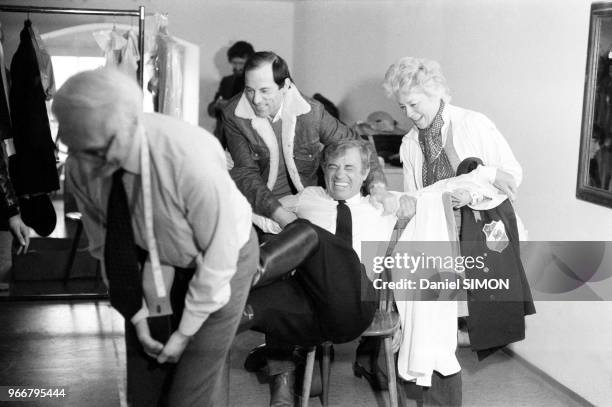 Jean-Paul Belmondo tente de se débarrasser de ses bottes après une scène du film de Gérard Oury 'L'As des As' soutenu entre autres par le...