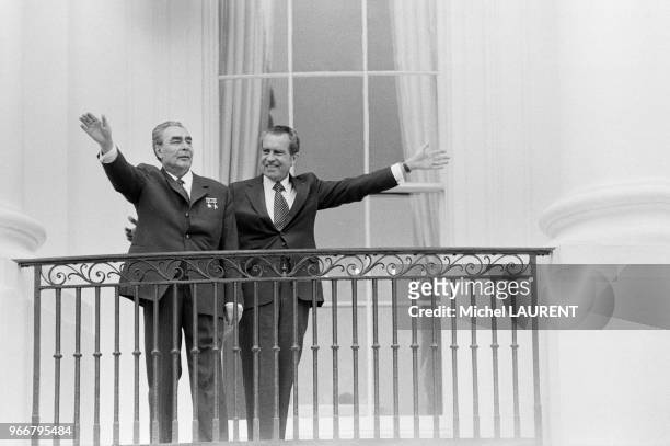 Le président Richard Nixon accueille le leader soviétique Leonid Brejnev à la Maison-Blanche le 18 juin 1973 à Washington, Etats-Unis.