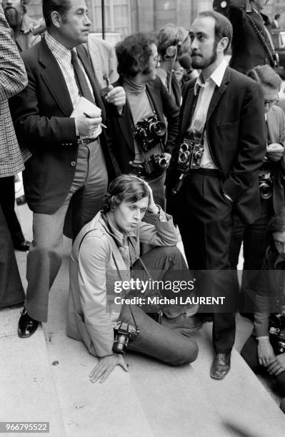 Les photographes sur les perron du palais de l'Elysée dont Jean-Claude Francolon, assis, attendent la sortie du premier Conseil des ministres présidé...