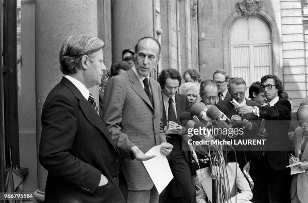 Le chancelier allemand Helmut Schmidt accueilli au Palais de l'Elysée par le président de la République Valéry Giscard d'Estaing le 31 mai 1974 à...