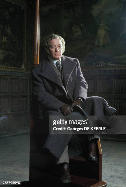 Michael Caine lors du tors du tournage du téléfilm 'Jack the Ripper' le 25 mai 1988 à Londres, Royaume-Uni.